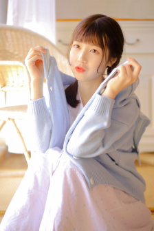 露胸美女